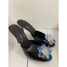 Novo 2024 Sandálias de pele de ovelha de Leath STILETTO HILS BOMBAS Mulheres Slip Sump Sump Aberto do pé peep-toes Tamanho do diamante 34-43 Slip-On Rhinestone Party Wedding 3D Sa Peep-S