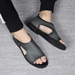 Sandálias masculinas 2024 Sapatos de verão Personalidade de dedão dos pés Casuais Flats Moda Roma Praia respirável de homens EC8a