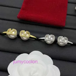 AA Valeno Top Luxury Designer Delicate Earring Feng V Letter Precious and Elegant örhängen med fransk diamant för kvinnor med originallåda