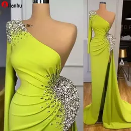 NEW 2022 Amazing Green One Shoulder Evening Dresses Wear Crystals Beaded Satin Mermaid High Split Sexy Women Dubai Formal Party Prom Dress Long Sleeve 0515