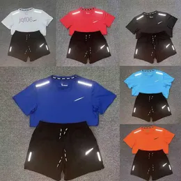 Дизайнерские мужские спортивные костюмы Технологические набор спортивных рубашек Шорты с двумя частями женского фитнес-костюма Принт быстрой сушки и дышащая футболка для спортивной одежды бегут jogger IE52