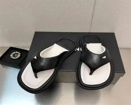 2022 Parigi ricamata da abbagliato Slifori da donna Sandali indossano strisce di spiaggia estive flipflifs casual pantofole piatte con 7428862