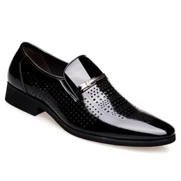 Ljust sandaler män formella affärsskor patent läder retro oxford pekade tå hål modeklänning skor e94d
