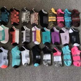 Mit Tags DHL Multicolor -Knöchel -Sport -Socken mit Cardboad -Tags Cheerleader Black Short Sock Girls Women Cotton Skateboard Sneaker