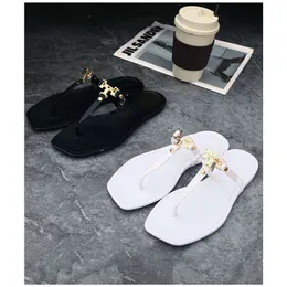 Designer Sandal Slippers Womens Summer Fashion Wear Net Red Flat Bottom Sandaler Mångsidig Anti Slip Go Out Angle Clip Flip Flops Slipper