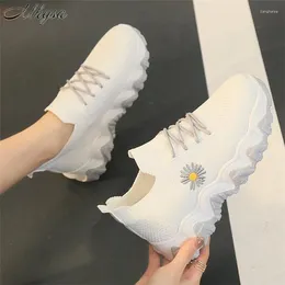 Fitnessschuhe 2024 Sommer Frauen Plattform Chunky Sneakers Casual Vulcanize Designerinnen weibliche Mode kleine Gänseblümchen