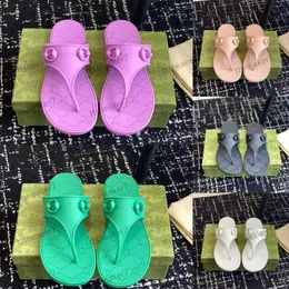 Kadınlar tanga sandalet tasarımcısı siyah kauçuk terlikleri klasik parmak arası terlik sandaletleri tatil plajı baskı sandaletleri lüks kadın moda daireler kadın terlik kutusu 35-42