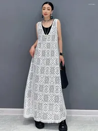 Повседневные платья Qing Mo 2024 Летние белые женщины выпускают крючок цветочный платье V-образное жилет A-INE с свободной элегантной ZXY184