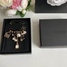 Designers nya smycken broscher lyx 18k guld pläterad modet trendigt litet hänge broches charm flickor exklusiva högkvalitativa klädbroscher med låda