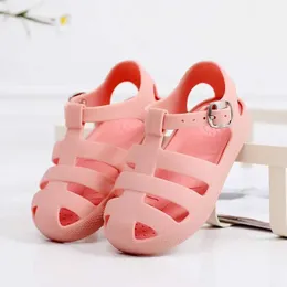 Sandals Girls Sandals Fashionable Breathable and Anti slip Childrens Shoes Baotou Walking Shoes 2023 Summer Childrens Sandals Beach Shoes d240515