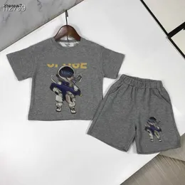 Topp baby spårdräkter sommar pojkar set barn designer kläder storlek 90-150 cm astronaut mönster tryck rund hals t-shirt och shorts 24 aprril