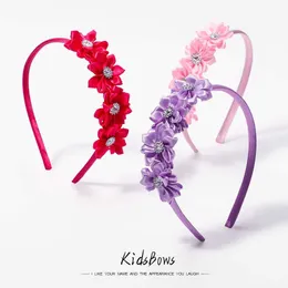 Hårtillbehör 1pc Söt hårband Kids Princess Headwear Boutique Triple Satin Flowers With Zircon Hair Accessories Head Hoop For Girls pannband
