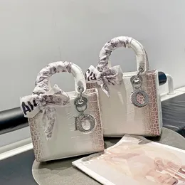 Mizaçlı Baskı Işık Lüks Üst düzey Küçük Lady Diana Bag 2023 Yeni Küçük Koku Kadın Çantası Moda Çantası