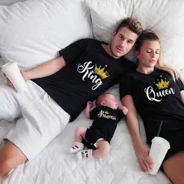 Family Matching Outfits 1pc Funny King Queen Prince Princess Family Matching Tshirts Gold Crown Print Father Son Mother and Daughter Shirts Baby Outfits T240513