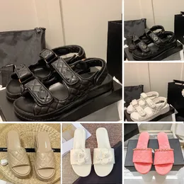 Sandaler berömda designer kvinnor lyxiga bilder kanal sandaler plattform tofflor för kvinnor gummi med spännen quiltad pappa sandal svart läder strandband barn skor