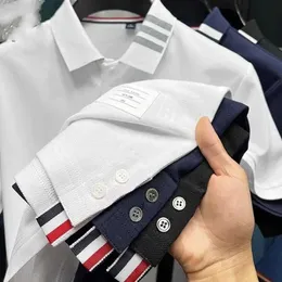 Herren Polos 2024 High-End-Luxusmarke Herren Polo-Hemd Sommerkragen gestickt mit kurzärärer Baumwoll-T-Shirt genäht Hem südkoreanische Freizeitkleidung Q240514