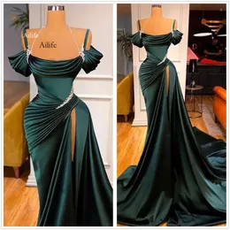 Elegante atemberaubende Off-the-Shoulder-Satin-Mermaid-Abschlussballkleid mit langen Rüschen mit geteilten Perlenfächern Abendkleidern BC11179 0515