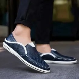 Läder sandaler äkta skor män trevliga sommar avslappnade hål slip-on platta ko manliga loafers svart vit a1295 53c0
