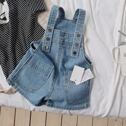 Overalls Jeans Jumpsuit für Frühling/Sommer 2024 Neue Jungen und Mädchen Baby -Denim -Shorts mit modischen Freizeithosen cool und stilvoll D240515