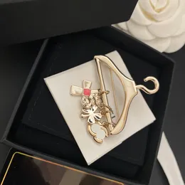 Boutique 18k Gold-Plated Brooch Brand Designer New Hanger Shaped Trendy Versatile Brooch Charming Girl High-Quality Fashionable Brooch With Box Birthday Party