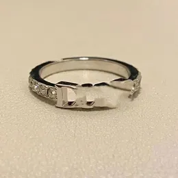 Niche Network Red Ring mit High-End Light Luxury Europe und den Vereinigten Staaten Full Diamond Letter Ring Modetrend, während leerer Ring