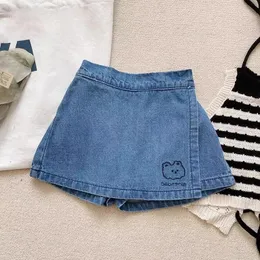 Girls denim culottes 28 y 2024 Summer in stile coreano Scapa per bambini casual simpatica ricamata da orso shorts 240510