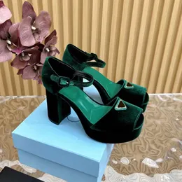 Zarif Lüks Tasarımcı Sandalet Velvet Moda Platform Topuk Düğün Ayakkabıları Kadınlar Üçgen Metal Toka Dekorasyon Elbise Ayakkayak