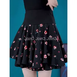 Saia floral fragmentada para feminino verão nova versão coreana Slim Fit Stylish e idade reduzindo a shaia curta versátil de borda de rufada versátil