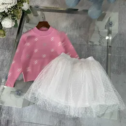 Top Girls Dress Suits Comfort Baby Autumn Suit Rozmiar 110-160 Błyszczący gorący sweter logo diamentów i koronkowa spódnica Oct25