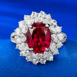 Pierścionki ślubne Nowe S925 Srebrna gołębia krew czerwona imitacja Diamond 8 * 10 owalny zestaw pierścieniowy klaster kwiatowy Q240514