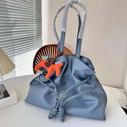Designväska äkta läder ny axelväska kvinnors väska med dragkammare och snörning öppnar lycklig väska nisch hink hög estetisk handväska enkel axelväska