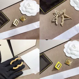Luxus Womens Designer Broschen Marke Edelstahlbrief Brosche Gold-plattierte Inlay Crystal Jewelry Pins Charm Marme Pin Hochzeitsfeier Geschenk Accessorie Accessorie