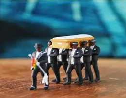 164 Simulazione ad alta simulazione in plastica Funerale Ghana Bara che balla il team pallbearer modello squisito lavoro di fattura figura decorazioni auto240s9194239