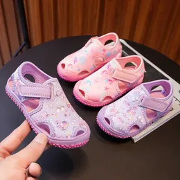 Sandalet Çocuk Ayakkabı Yeni Yaz Nefes Alabilir İçi Boş Kız Ayakkabı Plaj Sandalet Kapalı Bebek ve Yürümeye Başlayan Yumuşak Tabanlar Kaymaz Günlük Ayakkabılar D240515
