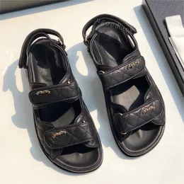 Designer Kvinnor Sandaler Sko Storlek 35-42 Högkvalitativ kvinnors glidbanor Crystal Calf Leather Casual Shoes Quilted Platform Summer Beach Slipper