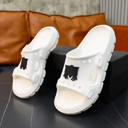 Lyxig stilig designer tofflor för herrens casual sportsglas sandaler svarta vita sandle skjutreglage man sommar strand rum skor storlek 39-46 mulor bra