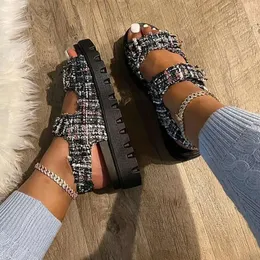 2024 Sandals de verão Fashion Front e traseiro de torcedores abertos sexy de forma plana e feminina de salto médio e733