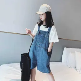 Overalls Der lose Denim-Stoff des neuen Sommermädchens deckt ab, die das Alter abnehmen, das den koreanischen Stil ausländische Shorts für mittlere Alter und kleine Kinder D240516 abdeckt