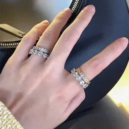 Brand Westwoods Double Layered 2-in-1-Ring strahlt ein Gefühl von Luxus mit abnehmbarer funkelnder Diamantkrone und Lichtringnagel aus