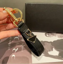 2024 Hot Luxury Brand Brand Buckains Fashion Bag Sendan Men Men Women Car Key Chain Drad Keyring Designer кожаный матч очень милые аксессуары для любителей любовников