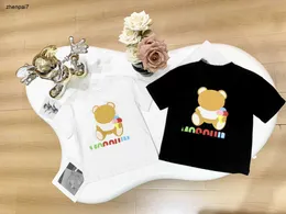 Üst Kids T-Shirt Bebek Ayı Desen Bebek Tshirt Boyut 100-150 cm Tasarımcı Bebek Giysileri Yaz Siyah Beyaz Erkek Kızlar Kısa Kollu Tees 24Mar