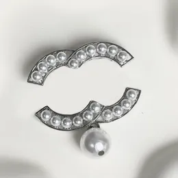 Crystal Pearl Brooch Luxury Brand Designer Letter Pints Brooches Vogue Men Women Fomen Broche Pin Pin Свадебные вечеринки ювелирные аксессуары подарки оптом