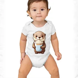 Rompers Otter Beverage Milk Tea Tryckt tätt monteringskläder för Baby Boys Cartoon Otter Nyfödda kläder för flickor Bomull Kort ärm Jumpsuit Babyduk