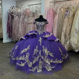 Lila Satin von der Schulter Quinceanera Kleider 2024 Gold Applikationen Ballkleid Süße Sechzehn Prom Party Kleider Ruffels Tüll Vestidos