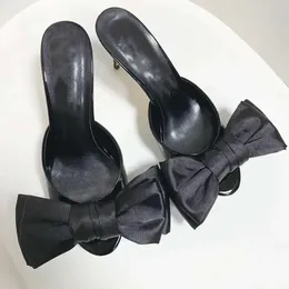 Kobiety panie 2021 Prawdziwa skórzana 8cm stiletto wysokie obcasy Sandały Sandały Jedwabny satynowy lato letnie flip-flops śliskie sukienki Buty 3D Bow Tower Black 6c32