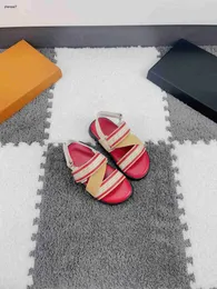 Najlepsze designerskie buty dla dzieci Wysokiej jakości sandały dla niemowląt Letter Drukowana wstążka Girl Girl Kaptaki Opakowanie Dzieci Rozmiar 26-35 czerwca 25