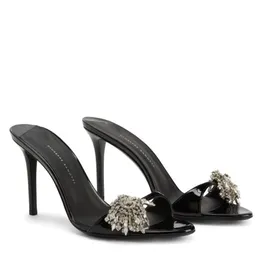 Nowy elegancki chodzący sandały Sabry Open-Toe Buty Mules Stiletto Obcasy Designer Women Sandal Srebrny metalowy sprzęt z kryształowymi dhinestones imprezowy but marszowy