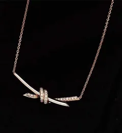V Goldmaterial Charme Knotenform Pendell Halskette mit Diamant oder Nein für Frauen Engagement Schmuck Geschenk haben Stempel Velet Bag PS40135130967