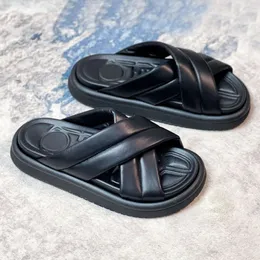 Designer desliza para homens chinelos de couro sapatos pretos Sandálias de verão Tamanho da praia 38-45 com caixa 558