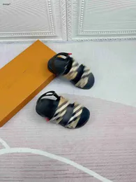 Top Sandals Sandals Wysokiej jakości Kapcie dziewczynowe wielokolorowe Stripe Dziecko Buty Casual Buty Opakowanie Pakowanie Dzieci Rozmiar 26-35 czerwca 25